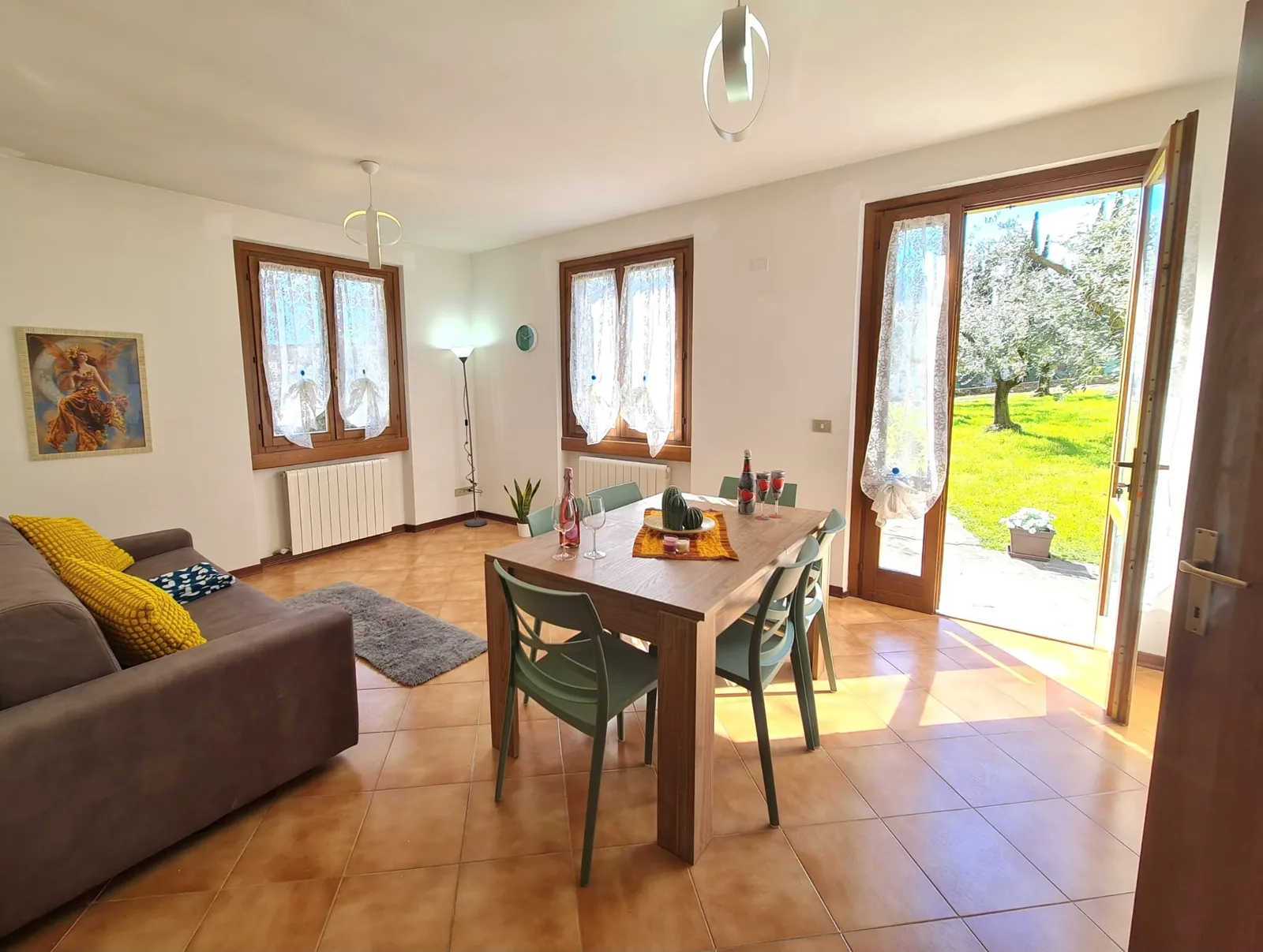 Soggiorno con porta giardino