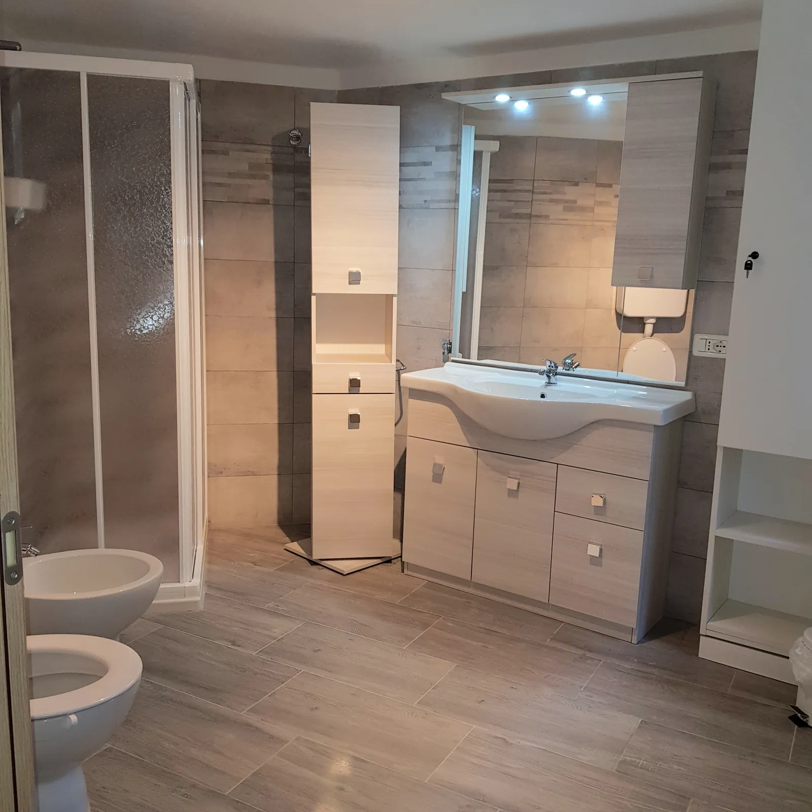 Bagno grande con doccia e bidet